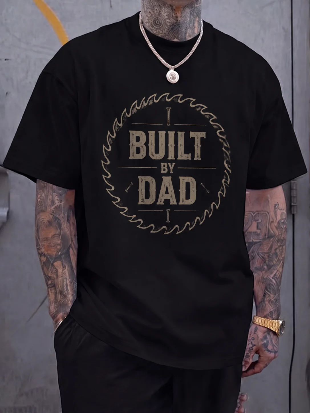 Men Graphic t Shirt Short Sleeve Classic Fit Built by Dad Saw Blade Vintage Retro Print Streetwear Outdoor Casual Workwear Soft
Men Graphic t Shirt Short Sleeve Classic Fit Built by Dad Saw Blade Vintage Retro Print Streetwear Outdoor Casual Workwear Soft