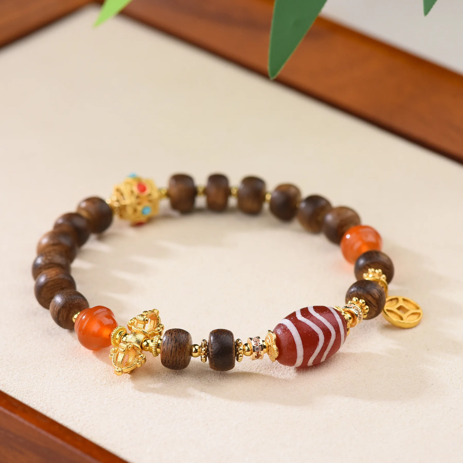 Новый браслет из агара в китайском стиле с агатом и бусинами Дзи для женщин, универсальные ювелирные изделия онлайн, веревка для рук
Новый браслет из агара в китайском стиле с агатом и бусинами Дзи для женщин, универсальные ювелирные изделия онлайн, веревка для рук