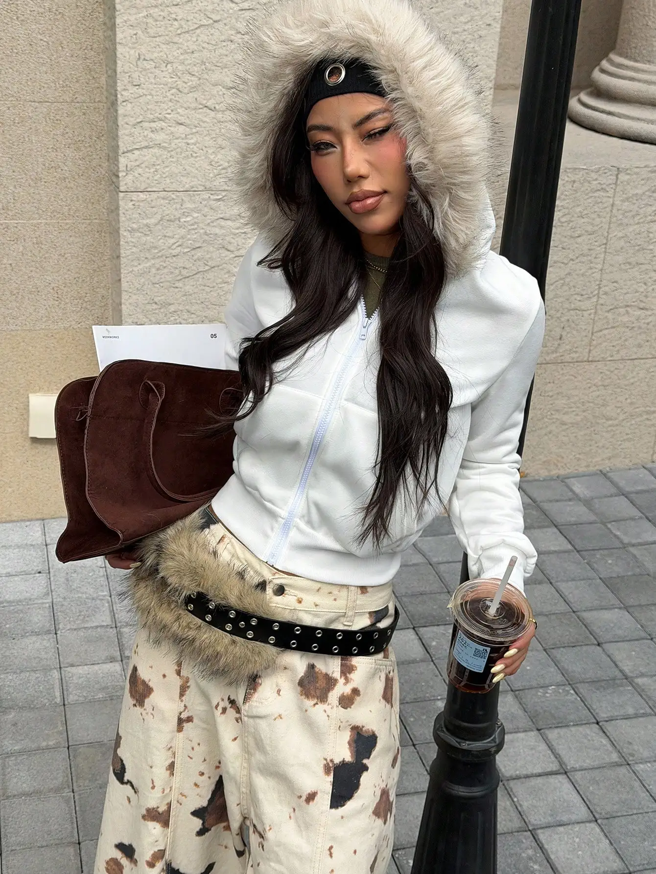 Женская белая толстовка на молнии с пушистым меховым капюшоном, повседневная уличная одежда для осени и к школе
Женская белая толстовка на молнии с пушистым меховым капюшоном, повседневная уличная одежда для осени и к школе