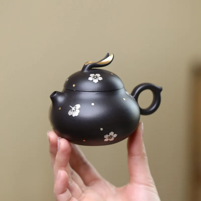 125ML Yixing Raw Ore Black Mud Rabbit Purple Clay Pot Creative Small Teapot Heavy Industry Gold Tracing Silver High-end Tea Set
125ML Yixing Raw Ore Black Mud Rabbit Purple Clay Pot Creative Small Teapot Heavy Industry Gold Tracing Silver High-end Tea Set