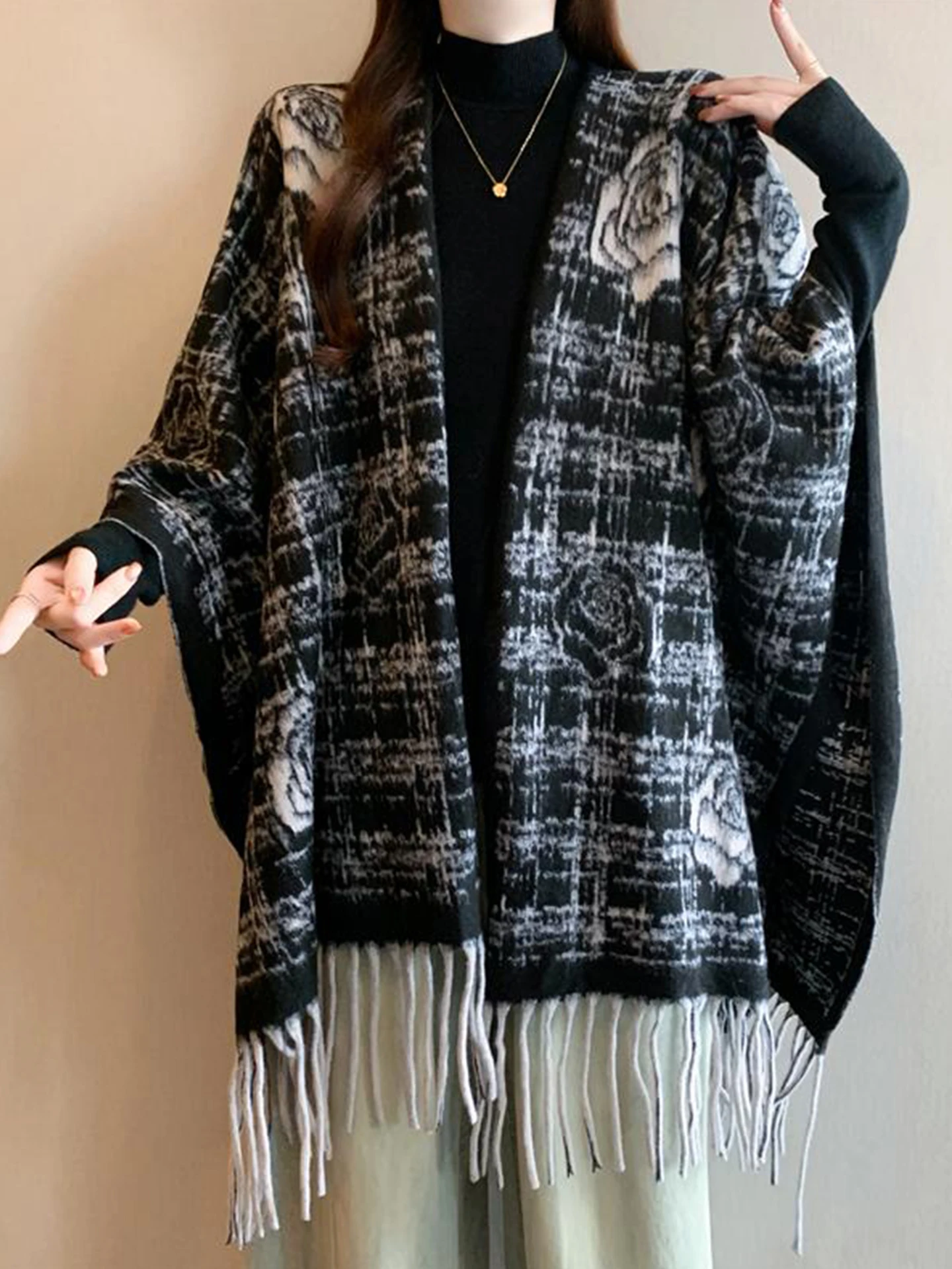 Модное клетчатое пальто-шарф с бахромой для женщин больших размеров, осенне-зимнее, утепленное, теплое, верхняя одежда на весну-лето
Модное клетчатое пальто-шарф с бахромой для женщин больших размеров, осенне-зимнее, утепленное, теплое, верхняя одежда на весну-лето