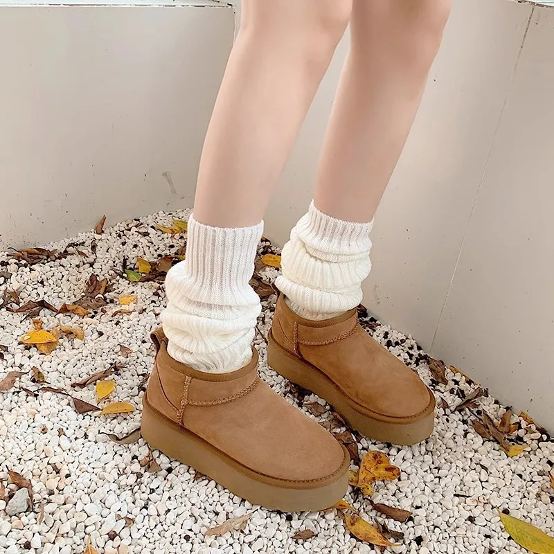 New high-quality men's and women's snow boots with fur integrated insulation and thick bottom cotton shoes with thickened velvet
New high-quality men's and women's snow boots with fur integrated insulation and thick bottom cotton shoes with thickened velvet