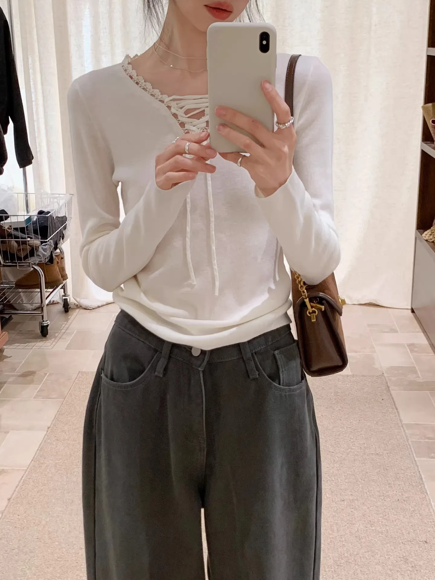 Белый вязаный топ с V-образным вырезом, облегающая женская майка для ношения под одеждой, весна 2026, новый дизайн, корейский стиль, повседневная мода
Белый вязаный топ с V-образным вырезом, облегающая женская майка для ношения под одеждой, весна 2026, новый дизайн, корейский стиль, повседневная мода