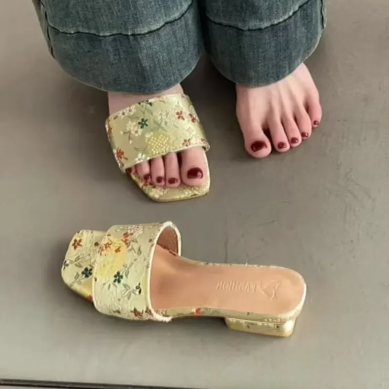 Women's Summer Slippers with Flat Floral Decoration Sandals, Women's Casual Flip Flops, Retro Indoor and Outdoor Shoes
Women's Summer Slippers with Flat Floral Decoration Sandals, Women's Casual Flip Flops, Retro Indoor and Outdoor Shoes