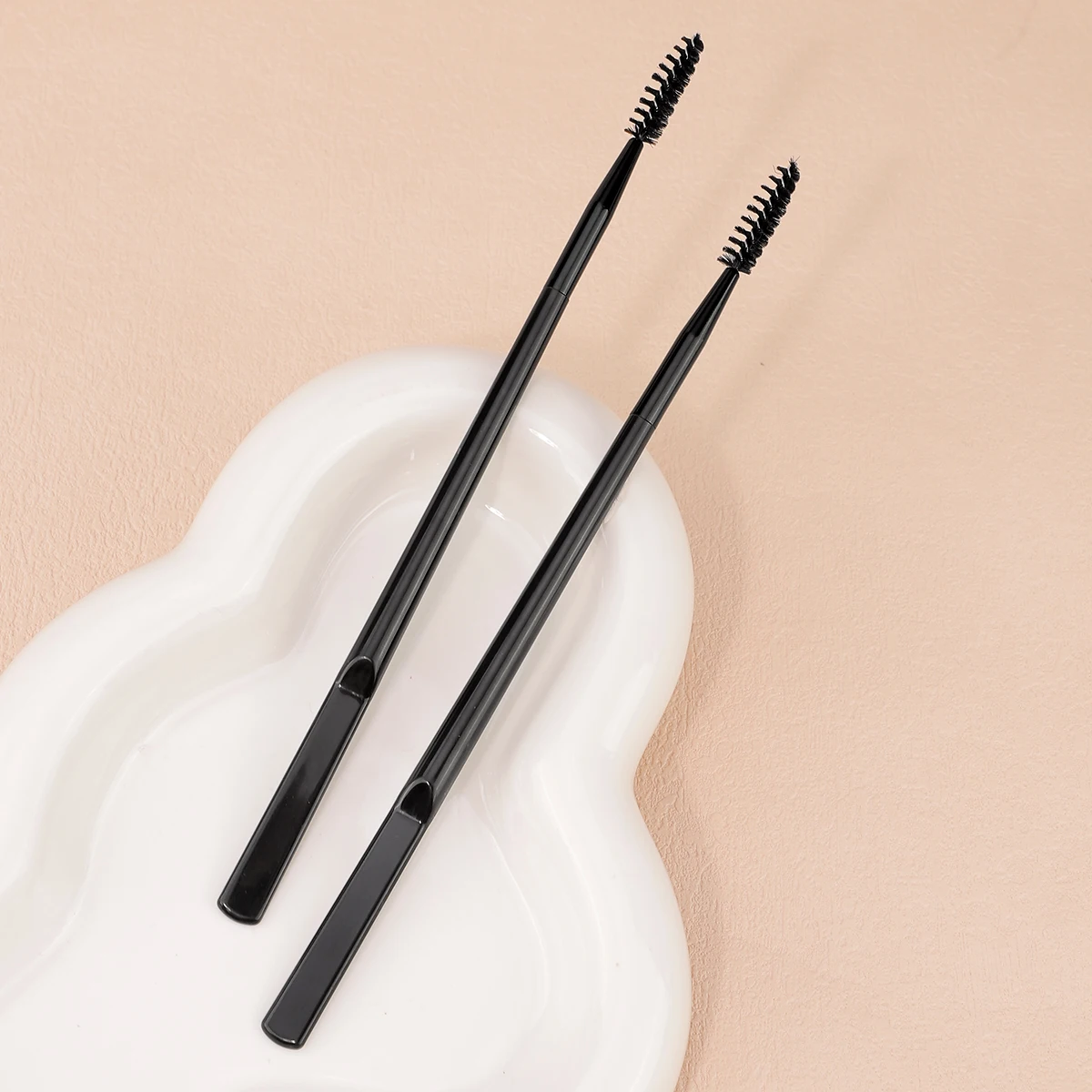 Аппликатор для подтяжки бровей, двусторонняя кисть для укладки и подтяжки бровей, а также для нанесения воска, создающая эффект пышных, изогнутых бровей.
Аппликатор для подтяжки бровей, двусторонняя кисть для укладки и подтяжки бровей, а также для нанесения воска, создающая эффект пышных, изогнутых бровей.