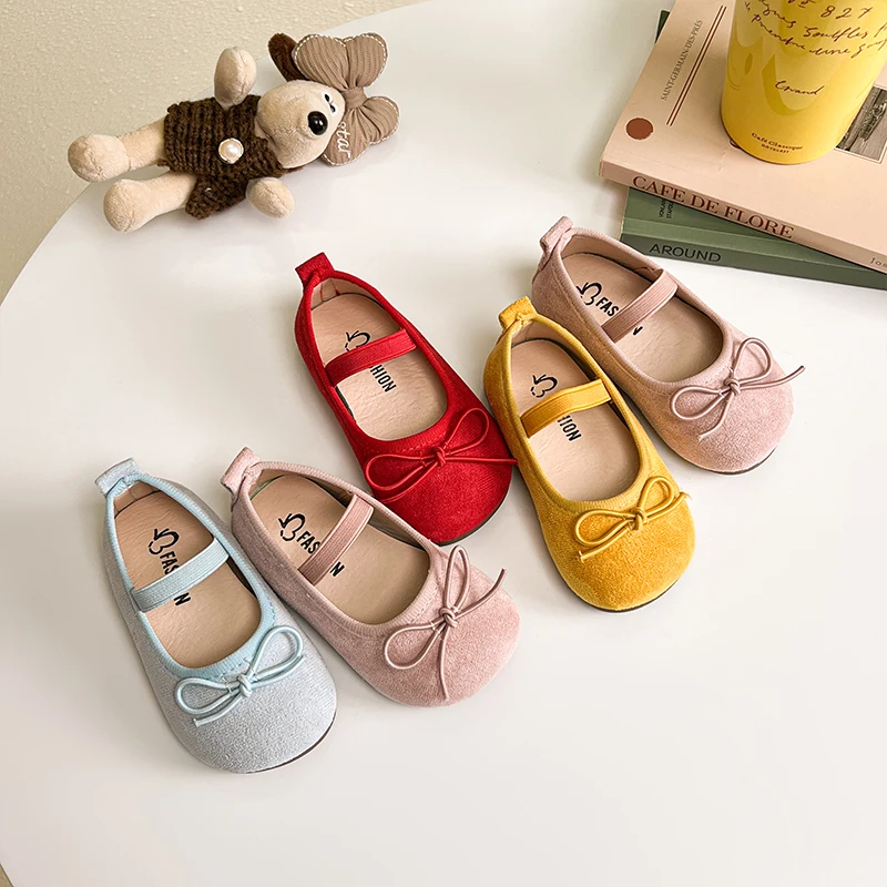 Детские маленькие кожаные туфли для девочек, весенне-осенние новые модные корейские замшевые мягкие нескользящие модные туфли принцессы с бантом 
Детские маленькие кожаные туфли для девочек, весенне-осенние новые модные корейские замшевые мягкие нескользящие модные туфли принцессы с бантом