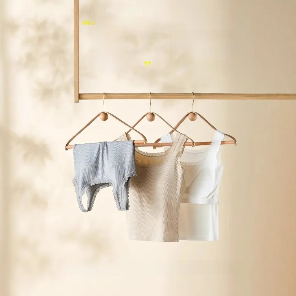 High-End Slim-fit Women's Camisole with Chest Pad Sleeveless Lace U-collar Base Shirt Integrated Inner Outer Wear
High-End Slim-fit Women's Camisole with Chest Pad Sleeveless Lace U-collar Base Shirt Integrated Inner Outer Wear