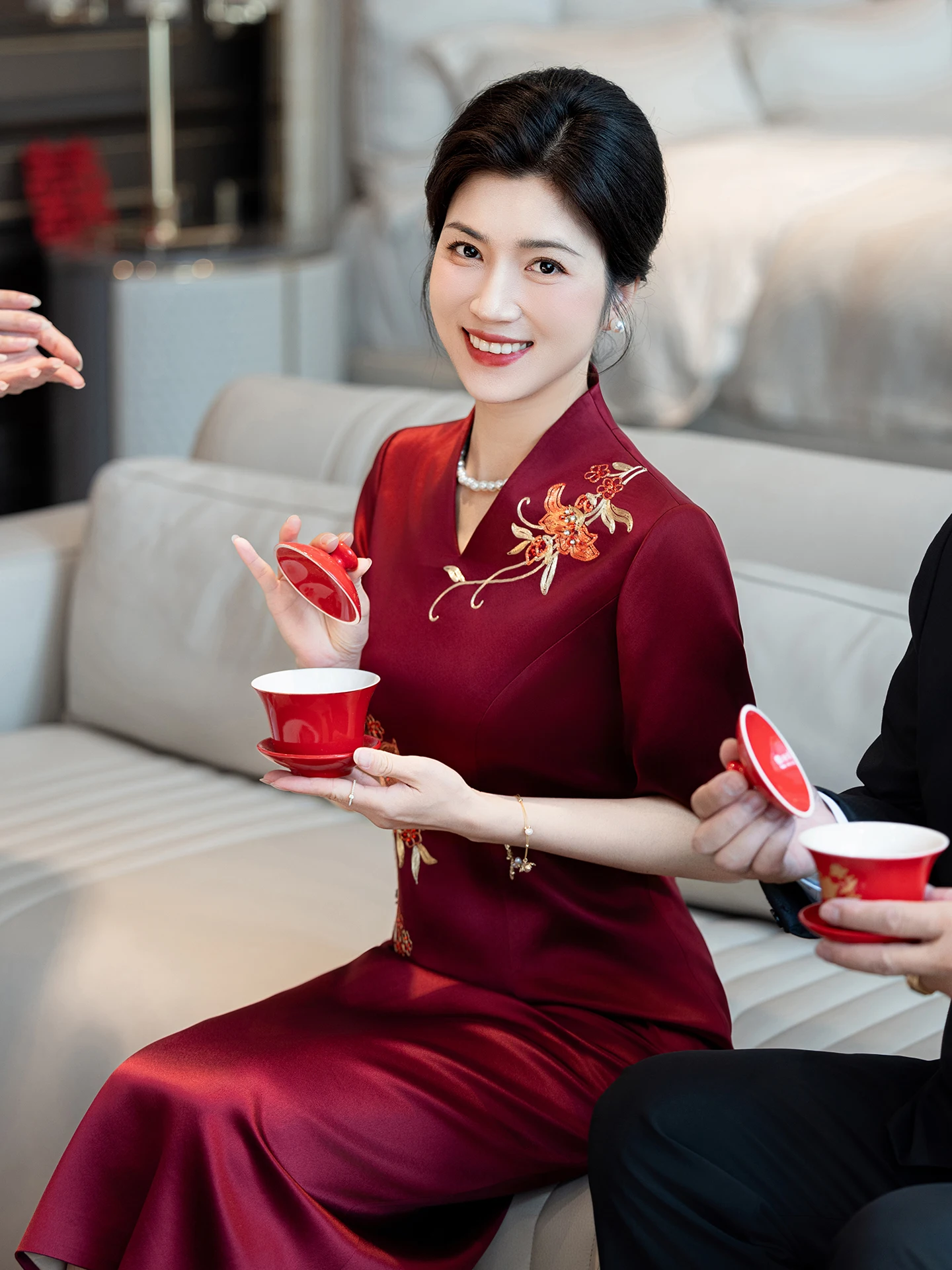 Elegant Red Wedding Dress Fujiong Bridesmaid Long Qipao High Collar Short Sleeve Breathable Mid-Length Flag Robe for Wedding
Elegant Red Wedding Dress Fujiong Bridesmaid Long Qipao High Collar Short Sleeve Breathable Mid-Length Flag Robe for Wedding