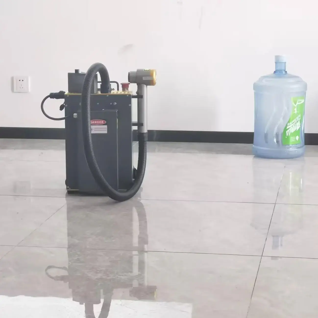 Portable Small Backpack 100W 200W 300W Fiber MOPA Laser Rust Removing Laser Cleaning Machine Metal Cleaner
Portable Small Backpack 100W 200W 300W Fiber MOPA Laser Rust Removing Laser Cleaning Machine Metal Cleaner
