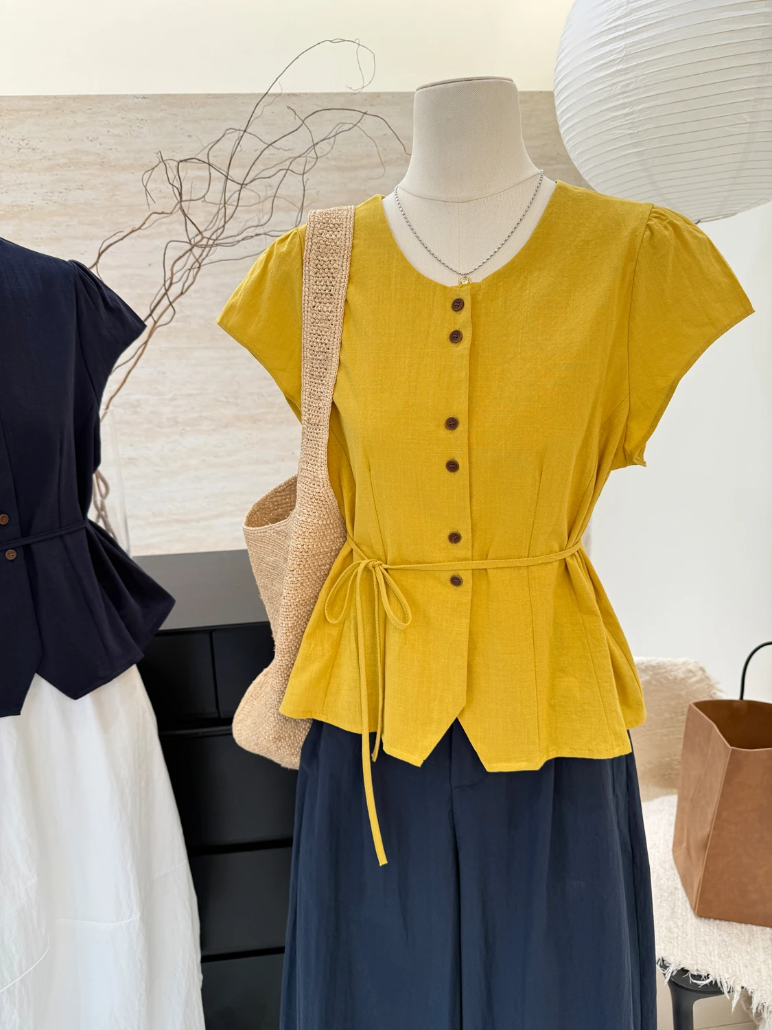 Yellow Korean Style Pure Color Shirt Women's Summer New Belted Waist in Thin Commute round Neck Top Sleeveless Button Detail
Yellow Korean Style Pure Color Shirt Women's Summer New Belted Waist in Thin Commute round Neck Top Sleeveless Button Detail