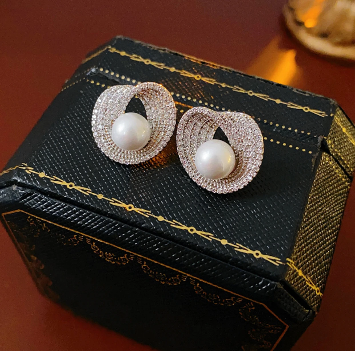 Goddess of luxury French style Zircon pearl earrings high profile personality cool style design earrings style minimalist earrin
Goddess of luxury French style Zircon pearl earrings high profile personality cool style design earrings style minimalist earrin