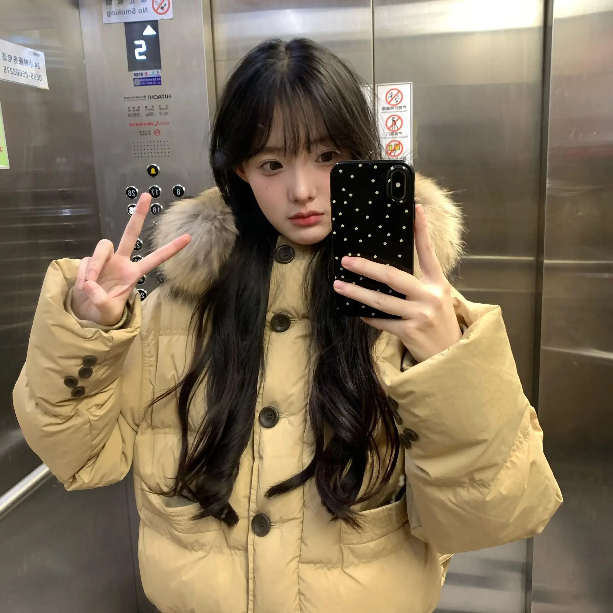 Женские пуховики-парки для снежной погоды с боковыми пуговицами, декорированные радужными перьями цвета шампань, с металлическими элементами, съемными рукавами реглан и сетчатыми вставками GF
Женские пуховики-парки для снежной погоды с боковыми пуговицами, декорированные радужными перьями цвета шампань, с металлическими элементами, съемными рукавами реглан и сетчатыми вставками GF