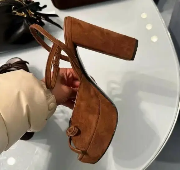 Drop Shipping Brown Suede Butterfly Knot Peep Toe Platform Summer Sandals Women Abkle Buckle Strap Chunky Heels Hollow Sandals
Drop Shipping Brown Suede Butterfly Knot Peep Toe Platform Summer Sandals Women Abkle Buckle Strap Chunky Heels Hollow Sandals