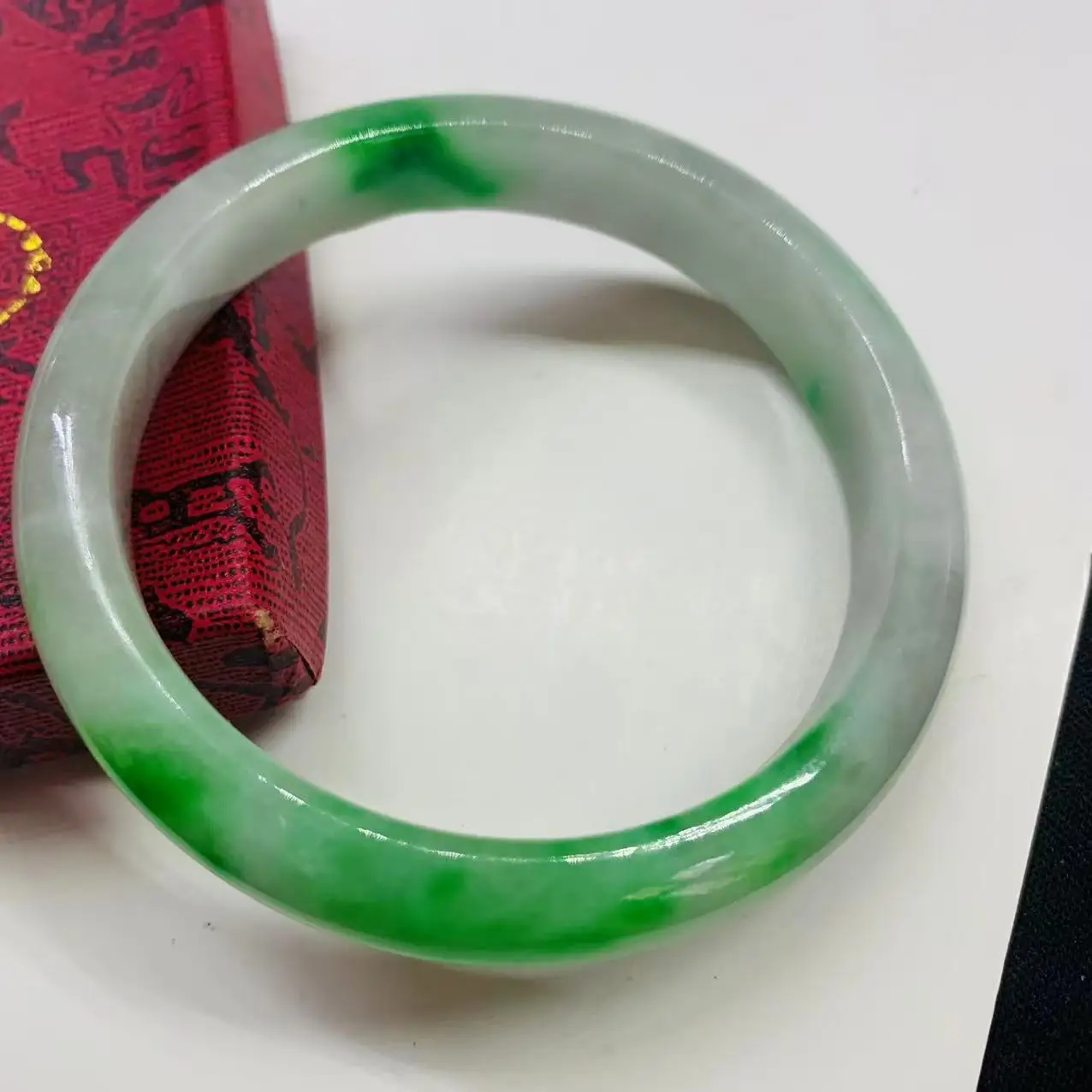 Браслет из натурального жадеита диаметром 59,2 мм, двухцветный, сфотографированный в реальном жизни.
Браслет из натурального жадеита диаметром 59,2 мм, двухцветный, сфотографированный в реальном жизни.