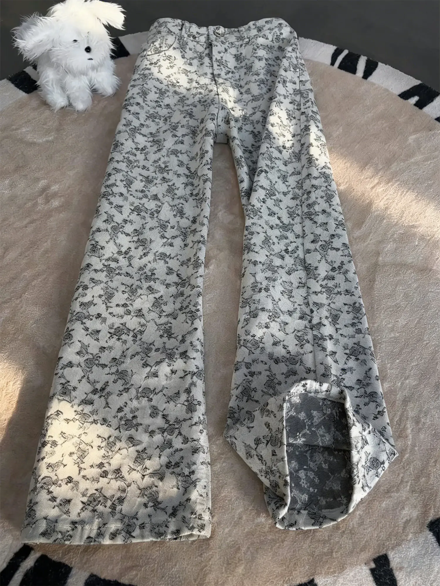 White Floral Embroidery Men's Jeans Spring Season Slimming Straight Leg Bell Bottoms Fashionable Midi Waist Denim Pants
White Floral Embroidery Men's Jeans Spring Season Slimming Straight Leg Bell Bottoms Fashionable Midi Waist Denim Pants