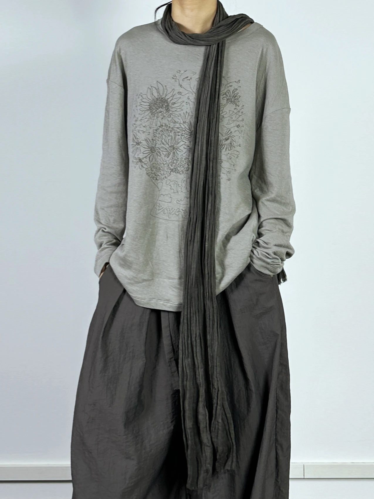 Retro Artistic Hand-Painted Floral Long Sve Pure Cotton Base T-irt Top for Women Comfortable Breathable round Ne Design
Retro Artistic Hand-Painted Floral Long Sve Pure Cotton Base T-irt Top for Women Comfortable Breathable round Ne Design