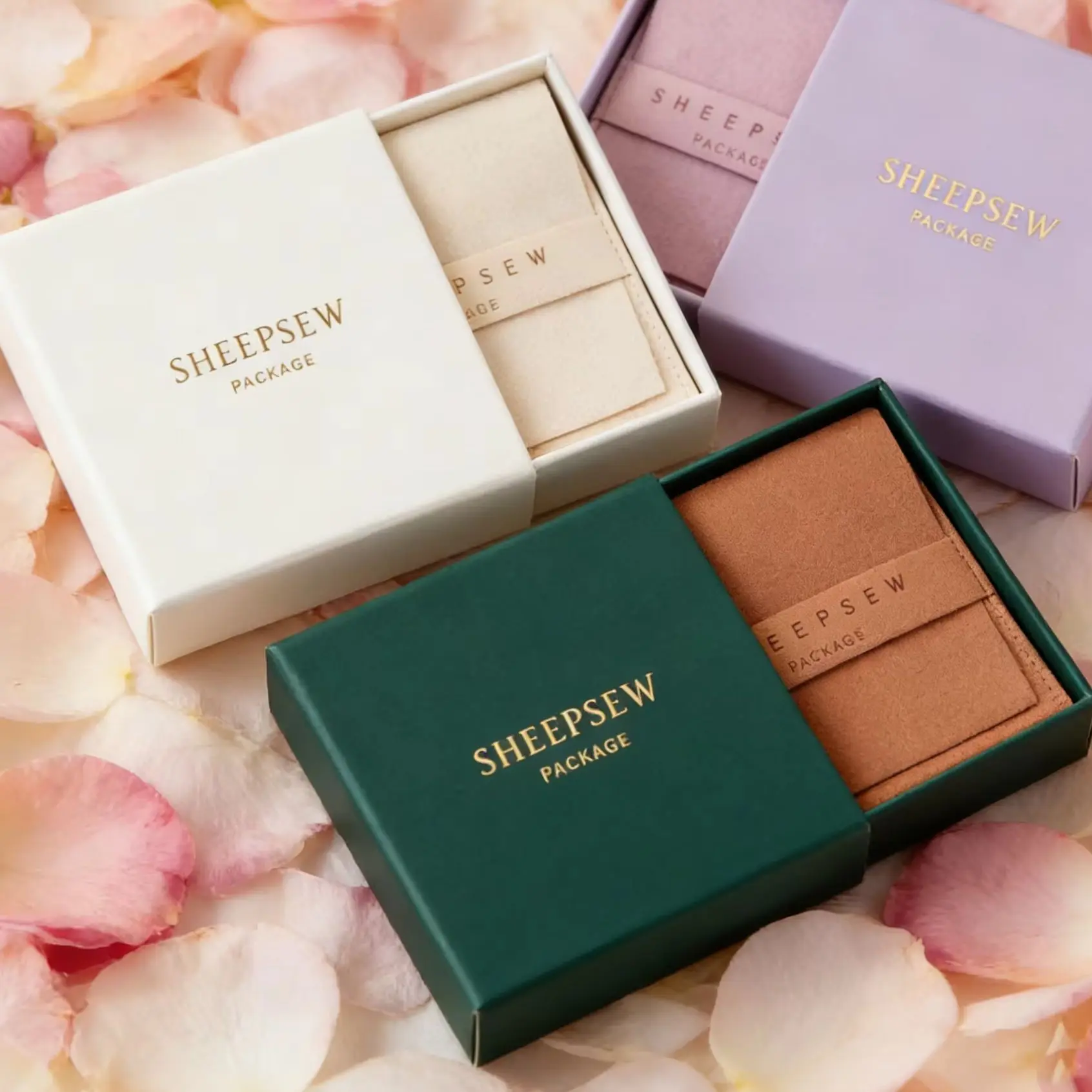 Бумажная подарочная коробка бежевого цвета с индивидуальным логотипом и мешочком из микрофибры на кнопке — идеально подходит для упаковки колец, серег, ожерелий и браслетов.
Бумажная подарочная коробка бежевого цвета с индивидуальным логотипом и мешочком из микрофибры на кнопке — идеально подходит для упаковки колец, серег, ожерелий и браслетов.