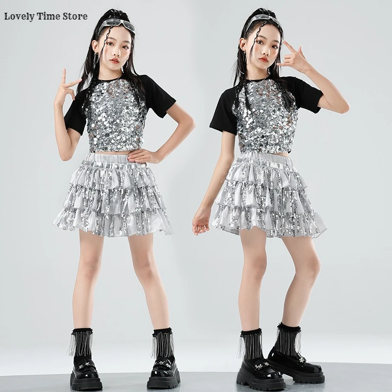Укороченный топ с блестками для девочек, многоуровневая юбка с кисточками, блестящие штаны, детские уличные костюмы в стиле хип-хоп, комплекты одежды для групповой одежды для девочек в стиле джаз
Укороченный топ с блестками для девочек, многоуровневая юбка с кисточками, блестящие штаны, детские уличные костюмы в стиле хип-хоп, комплекты одежды для групповой одежды для девочек в стиле джаз
