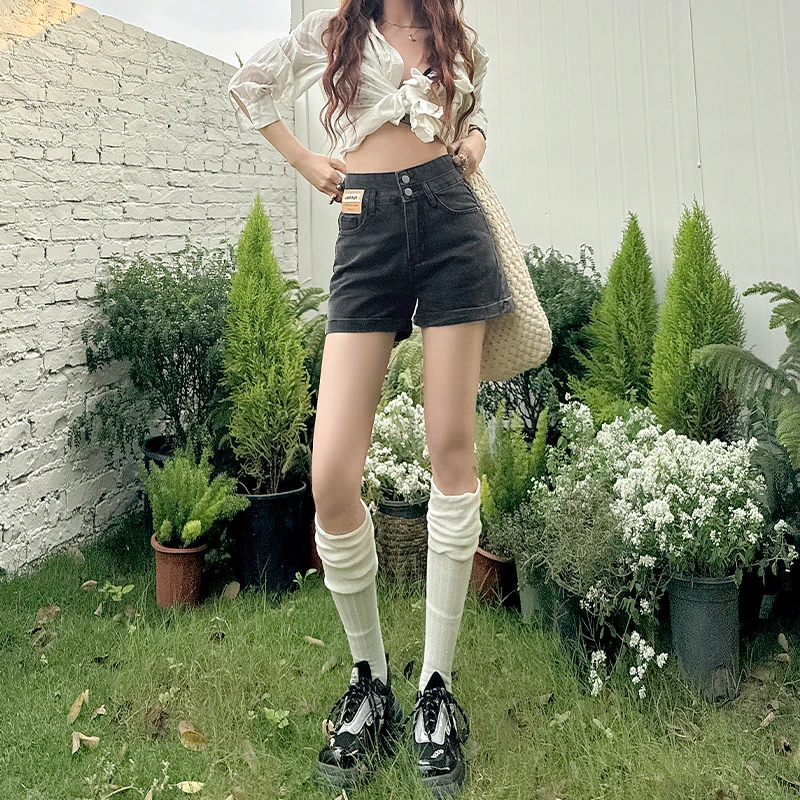 Корейские джинсовые шорты с высокой талией и двойной пуговицей, кожаные джинсовые шорты с манжетами по подолу, женские летние тонкие шорты для миниатюрных фигурок, новинка 2025, шорты
Корейские джинсовые шорты с высокой талией и двойной пуговицей, кожаные джинсовые шорты с манжетами по подолу, женские летние тонкие шорты для миниатюрных фигурок, новинка 2025, шорты