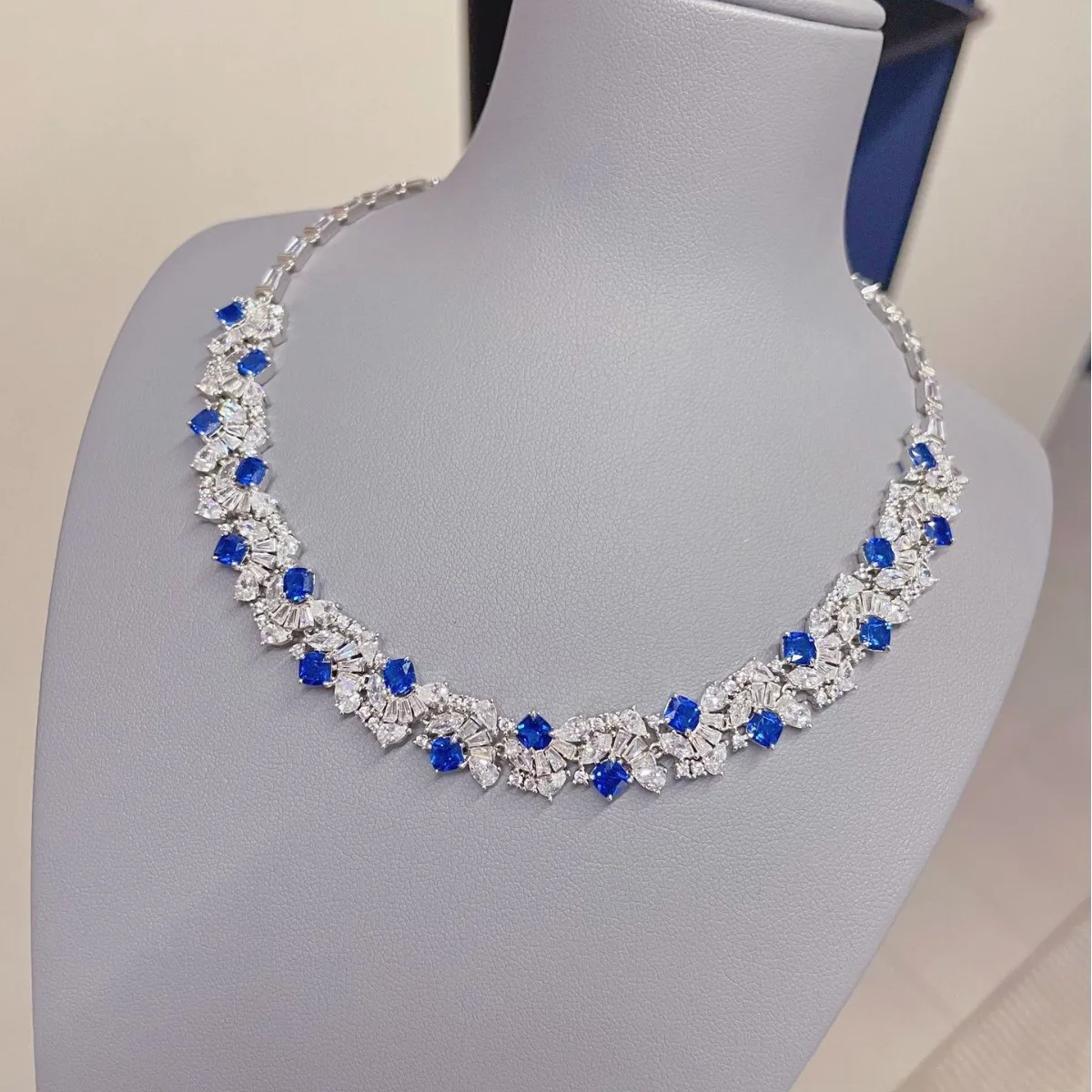 Ожерелье из серебра 925 пробы с сапфировым садом, созданное в лаборатории, роскошные эффектные ювелирные изделия с бриллиантами
Ожерелье из серебра 925 пробы с сапфировым садом, созданное в лаборатории, роскошные эффектные ювелирные изделия с бриллиантами