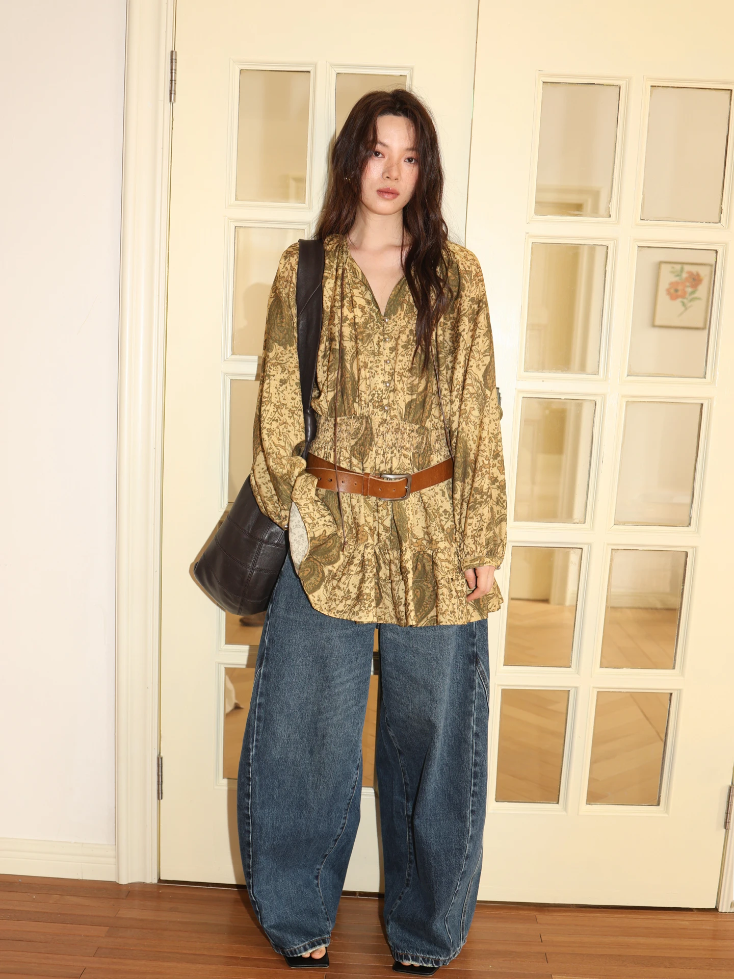 Винтажные свободные джинсы-баллоны с широкими штанинами, скрывающие недостатки фигуры, из хлопка, с пуговицами на талии, зимние, молодежные, свободного кроя
Винтажные свободные джинсы-баллоны с широкими штанинами, скрывающие недостатки фигуры, из хлопка, с пуговицами на талии, зимние, молодежные, свободного кроя