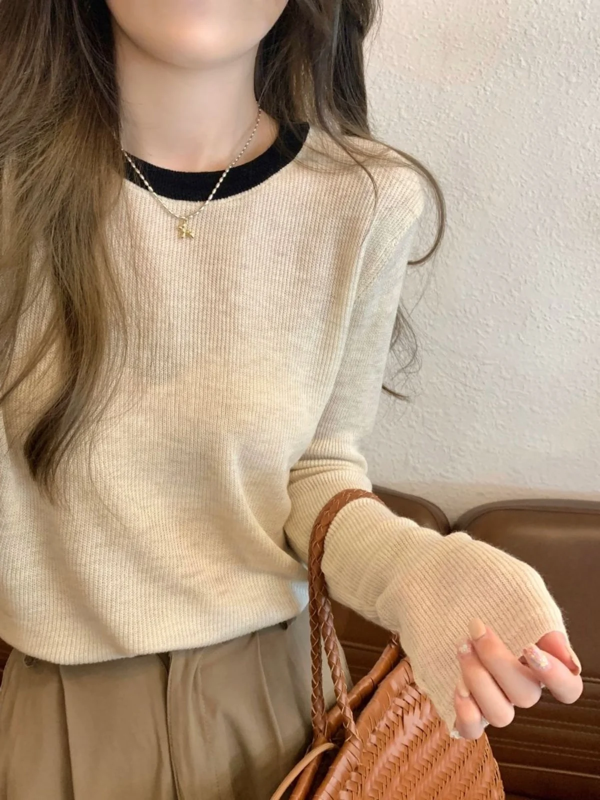 Chic Short Knitted Base Shirt Women's Inner Wear Slim Fit Color Block Autumn Winter New Style Korean Style round Neck Top
Chic Short Knitted Base Shirt Women's Inner Wear Slim Fit Color Block Autumn Winter New Style Korean Style round Neck Top