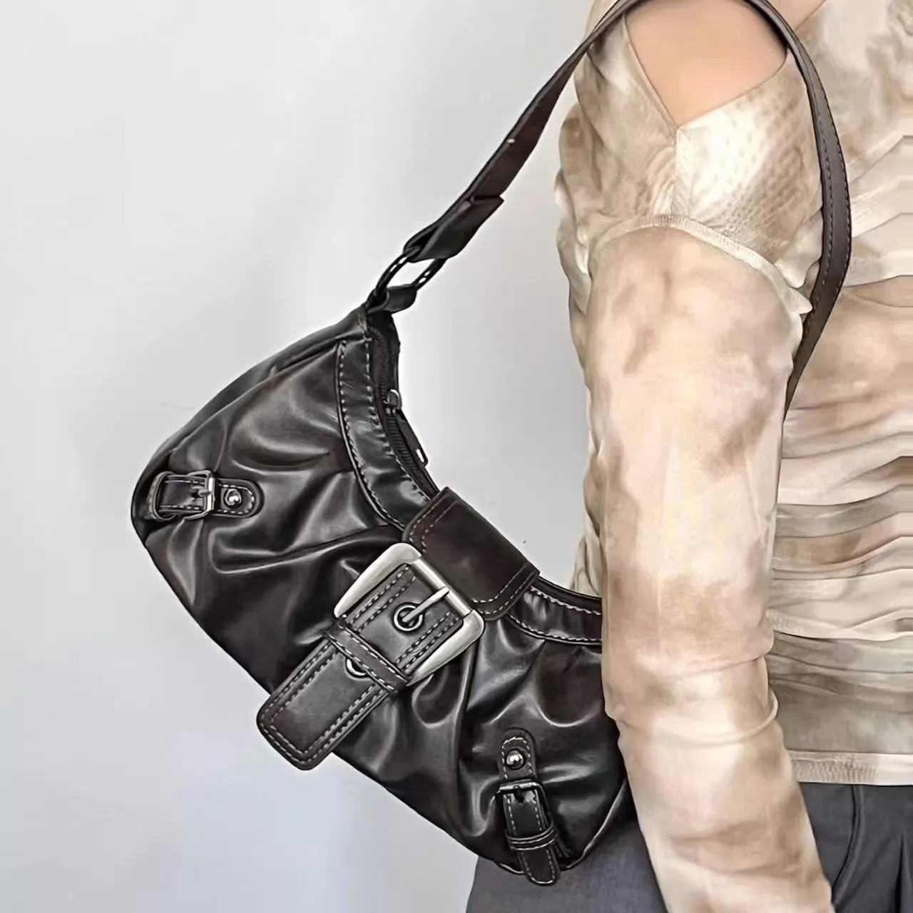Y2K Retro Pleated Hobo Shoulder Bag for Women Hot Selling Maillard Style Underarm Bag Clutch Handbags for Travel Work Shopping
Y2K Retro Pleated Hobo Shoulder Bag for Women Hot Selling Maillard Style Underarm Bag Clutch Handbags for Travel Work Shopping
