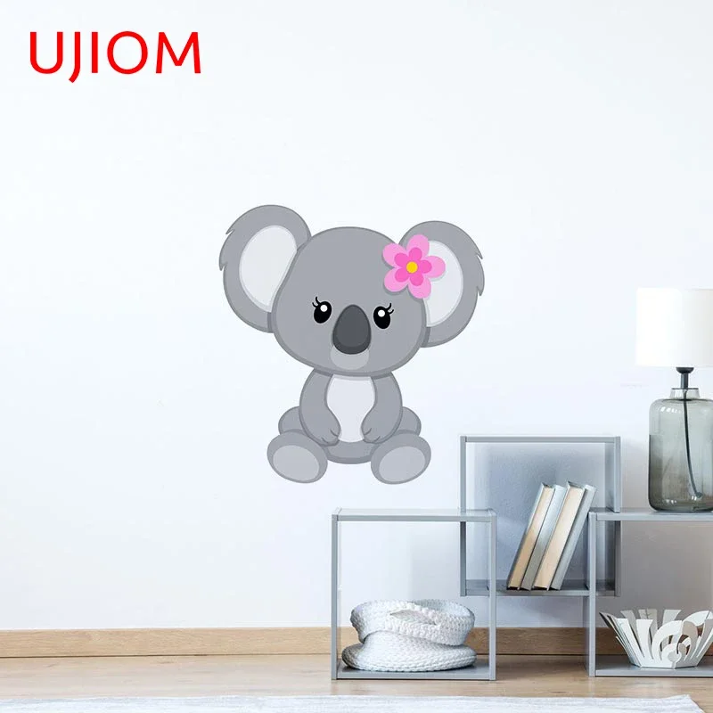 Милые наклейки на стену UJIOM Koala, наклейки на стену для спальни, гостиной, дома, виниловые, устойчивые к царапинам, арт-деко, для кухни, водонепроницаемое платье
Милые наклейки на стену UJIOM Koala, наклейки на стену для спальни, гостиной, дома, виниловые, устойчивые к царапинам, арт-деко, для кухни, водонепроницаемое платье