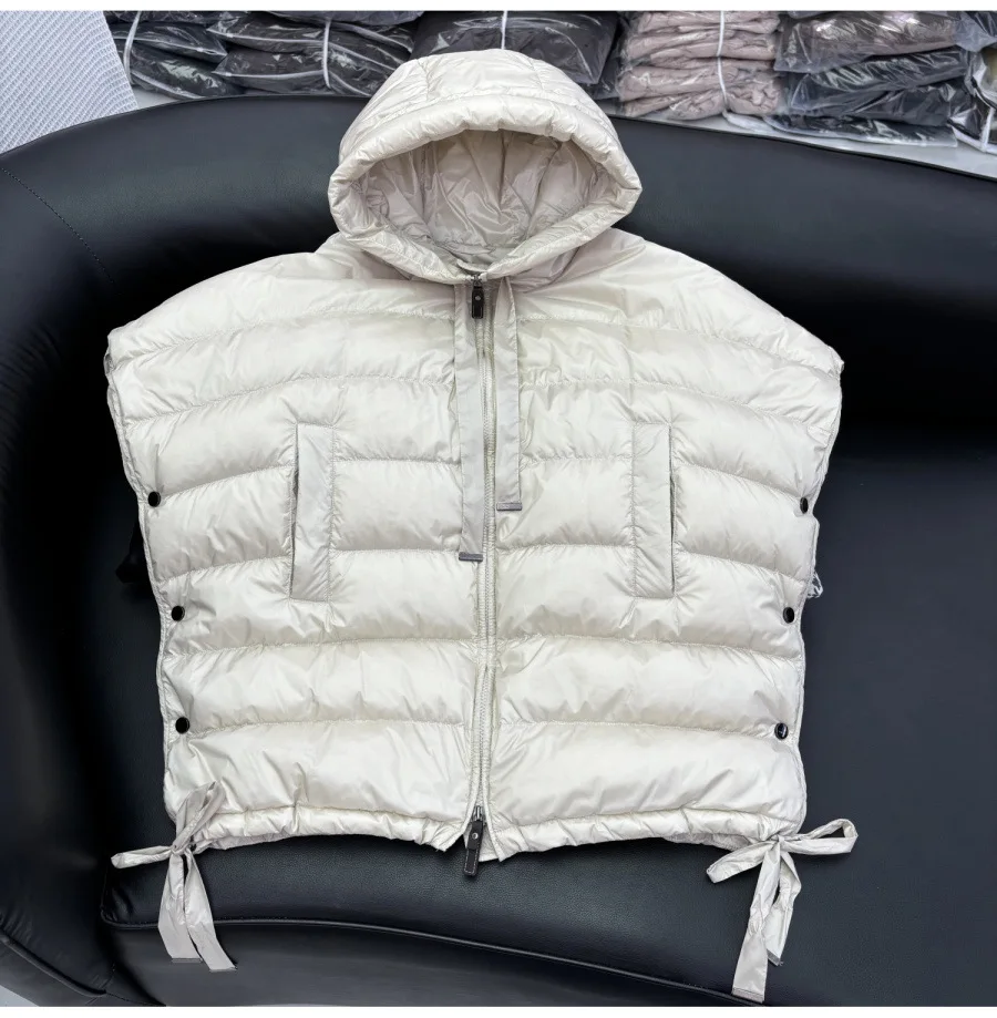 Модный осенне-зимний жилет без рукавов 2026 года, новый женский жилет из белого утиного пуха, асимметричный жилет с капюшоном, однотонная безрукавка
Модный осенне-зимний жилет без рукавов 2026 года, новый женский жилет из белого утиного пуха, асимметричный жилет с капюшоном, однотонная безрукавка