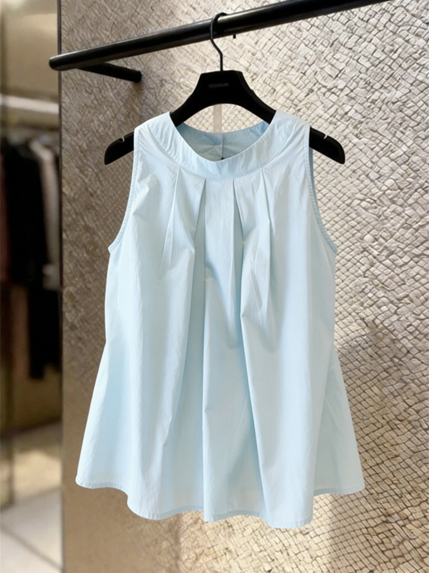 Summer New Gentle Style Women's Sleeveless Loose Cotton Shirt round Neck Hanging Neck Design Age-Defying Versatile Top
Summer New Gentle Style Women's Sleeveless Loose Cotton Shirt round Neck Hanging Neck Design Age-Defying Versatile Top
