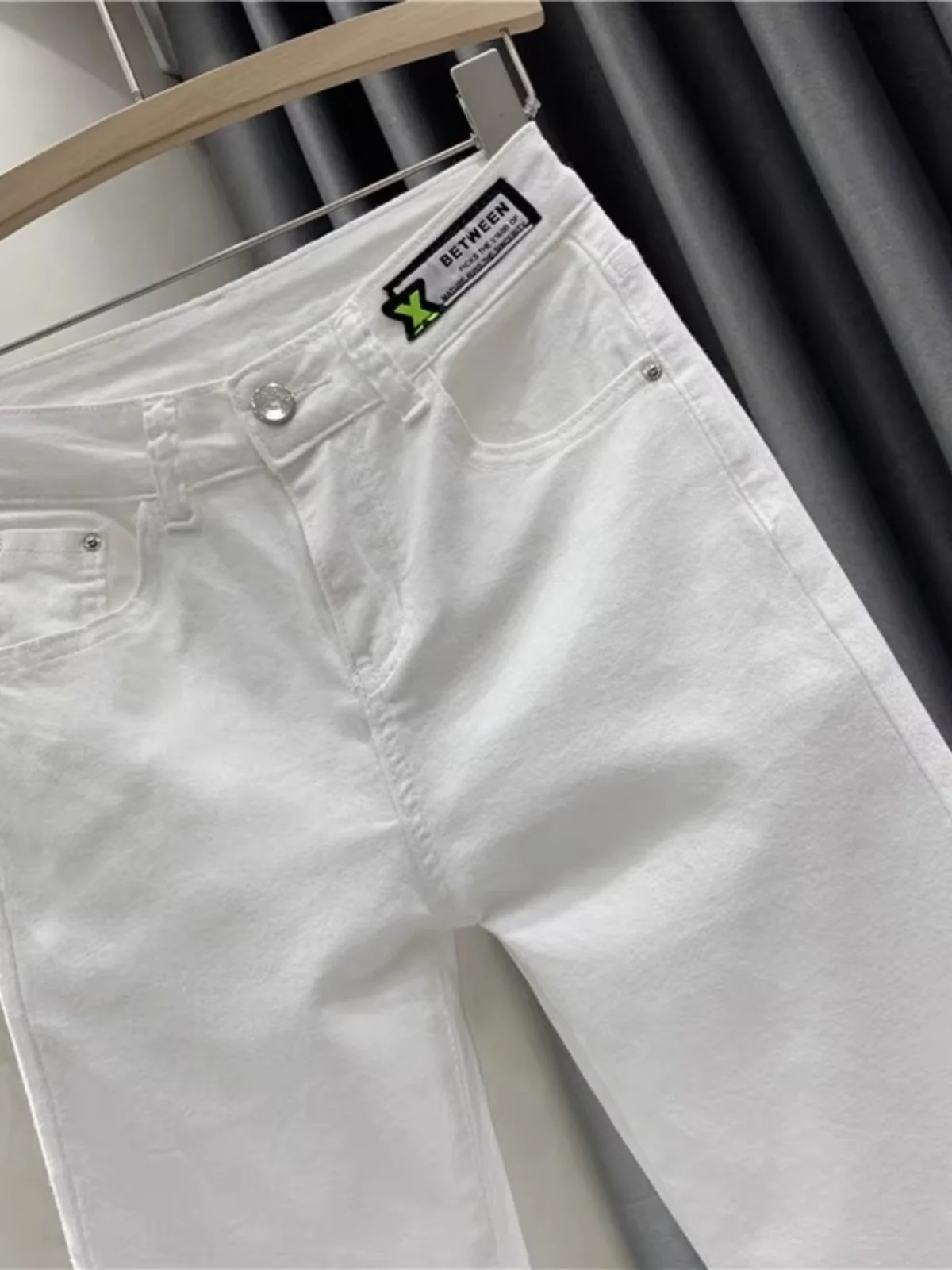 Прямые белые джинсы с высокой талией, женские утягивающие модные хлопковые эластичные джинсовые брюки с разрезом и девятью точками, осенний сезон 
Прямые белые джинсы с высокой талией, женские утягивающие модные хлопковые эластичные джинсовые брюки с разрезом и девятью точками, осенний сезон