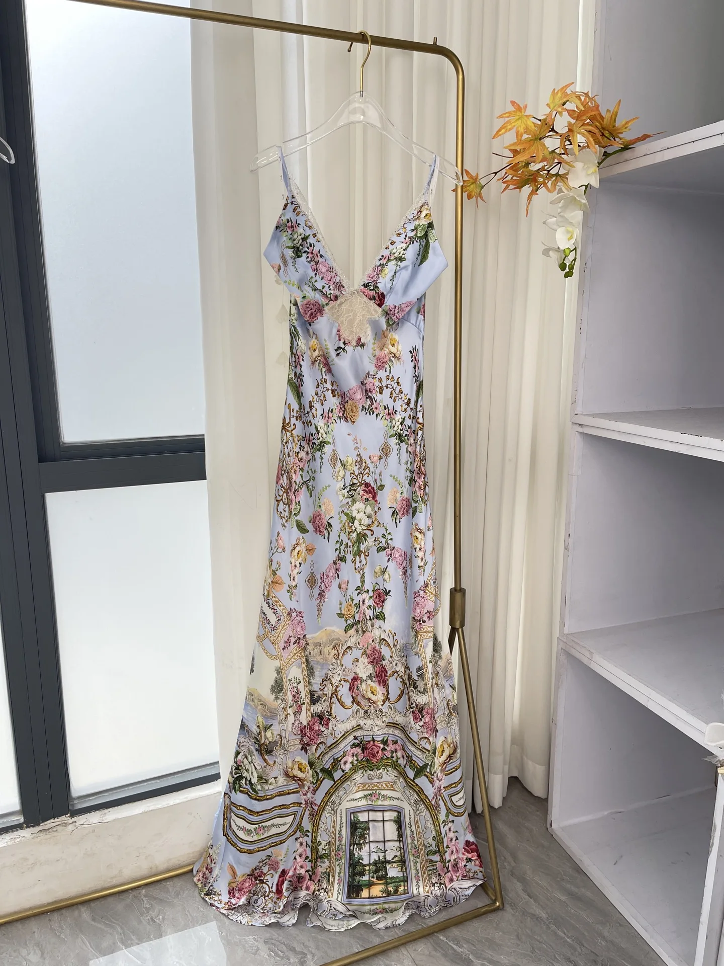 2025 New Beautiful Blue Flowers Print Sleeveless Lace Edge Decoration Backless Maxi Dress Silk Party
2025 New Beautiful Blue Flowers Print Sleeveless Lace Edge Decoration Backless Maxi Dress Silk Party