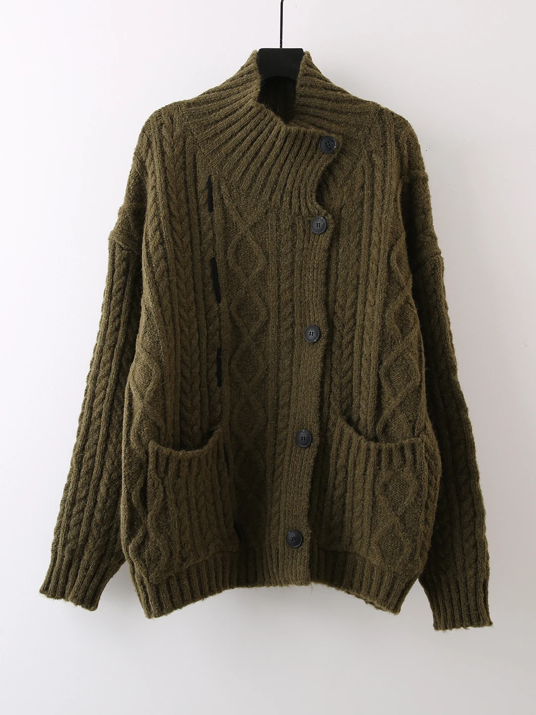 Retro Twist Thiened Knitted Cardigan Women's Loose Fit Autumn Winter Sweater Outerwear f High Collar Warm Fluffy Coat
Retro Twist Thiened Knitted Cardigan Women's Loose Fit Autumn Winter Sweater Outerwear f High Collar Warm Fluffy Coat