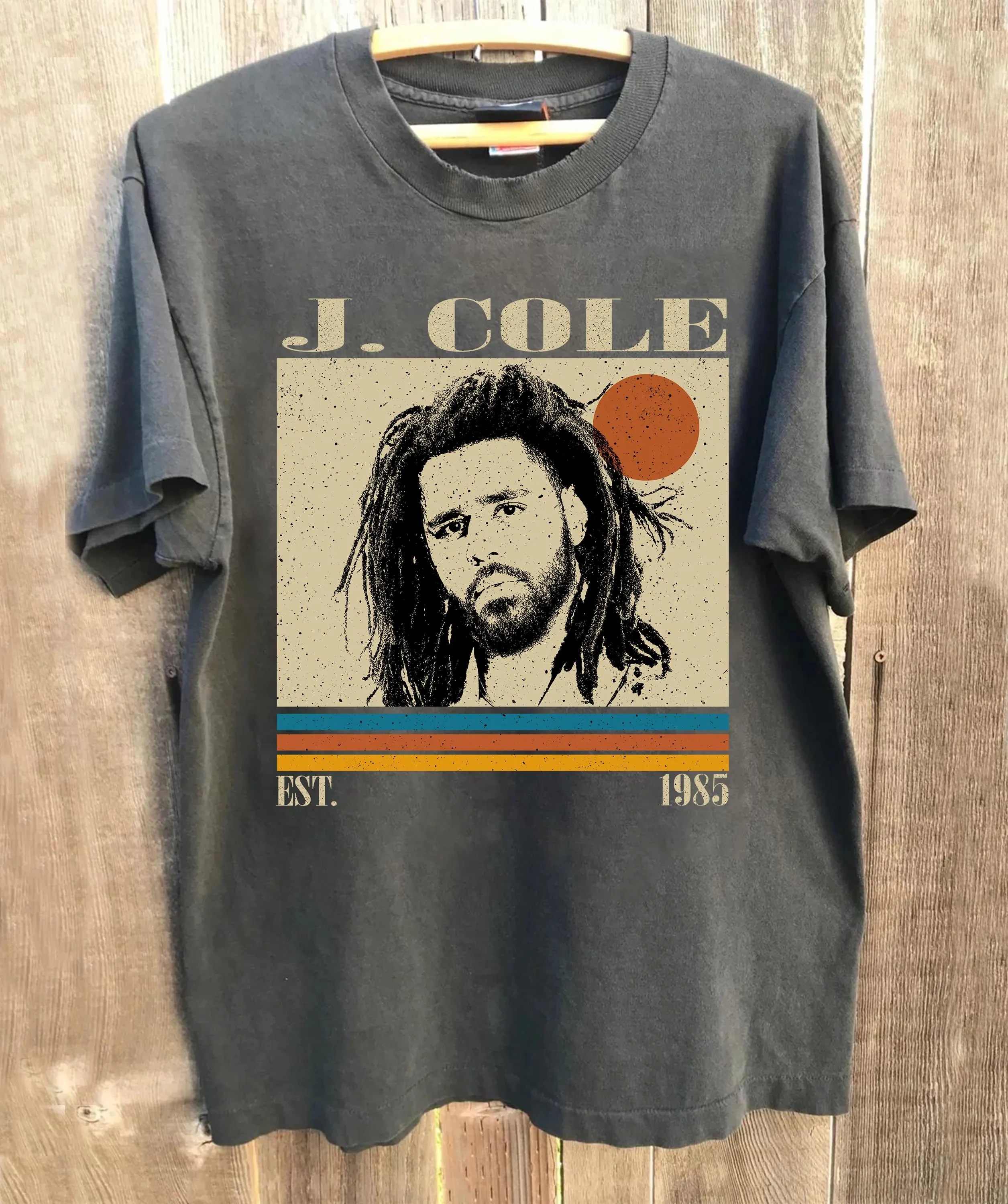 Retro J. Cole Rap T-shirt, Retro Hip-Hop Music T-shirt Printed Pattern T-shirt, Gift for Fans
Retro J. Cole Rap T-shirt, Retro Hip-Hop Music T-shirt Printed Pattern T-shirt, Gift for Fans