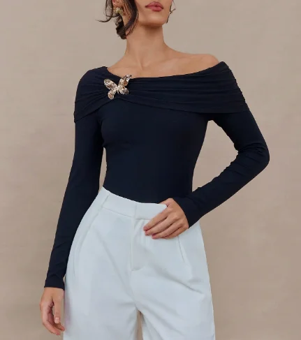 Women's Top Summer New Elegant Temperament Style Metal Bow Brooch Decoration One Collar Design Tight Long Sleeved Top
Women's Top Summer New Elegant Temperament Style Metal Bow Brooch Decoration One Collar Design Tight Long Sleeved Top