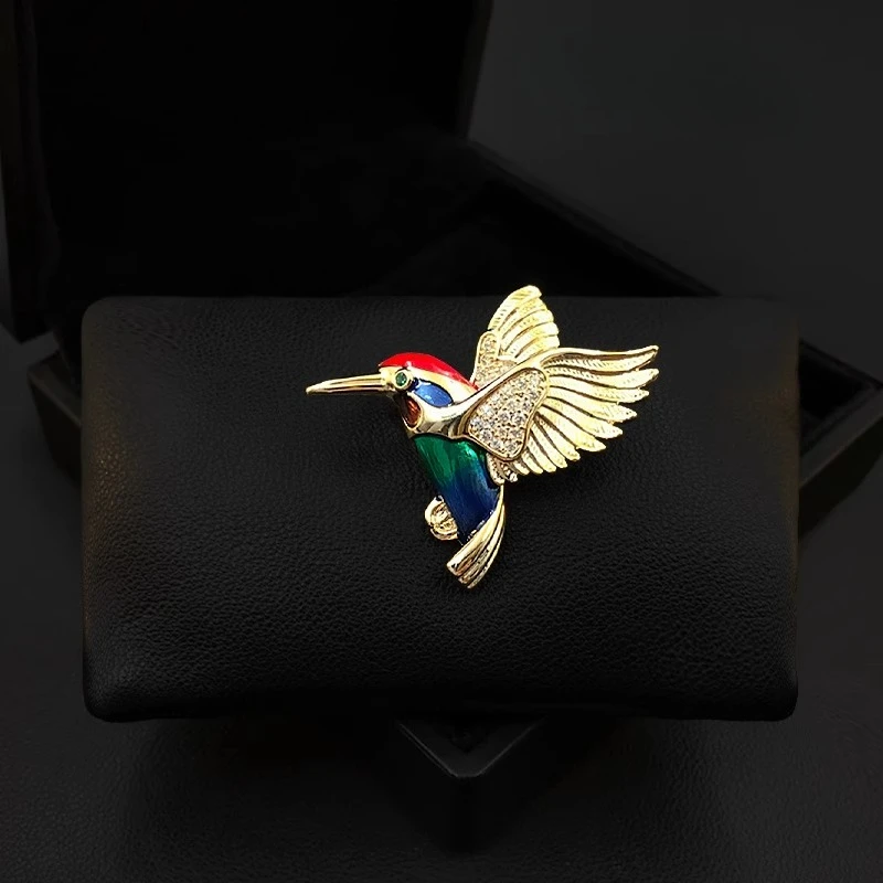 Fashion Colorful Enamel Hummingbird Brooch Jewelry Handcrafted Luxury Unisex Stylish Suit Lapel Cardigan Autumn Winter Gift 5971
Fashion Colorful Enamel Hummingbird Brooch Jewelry Handcrafted Luxury Unisex Stylish Suit Lapel Cardigan Autumn Winter Gift 5971