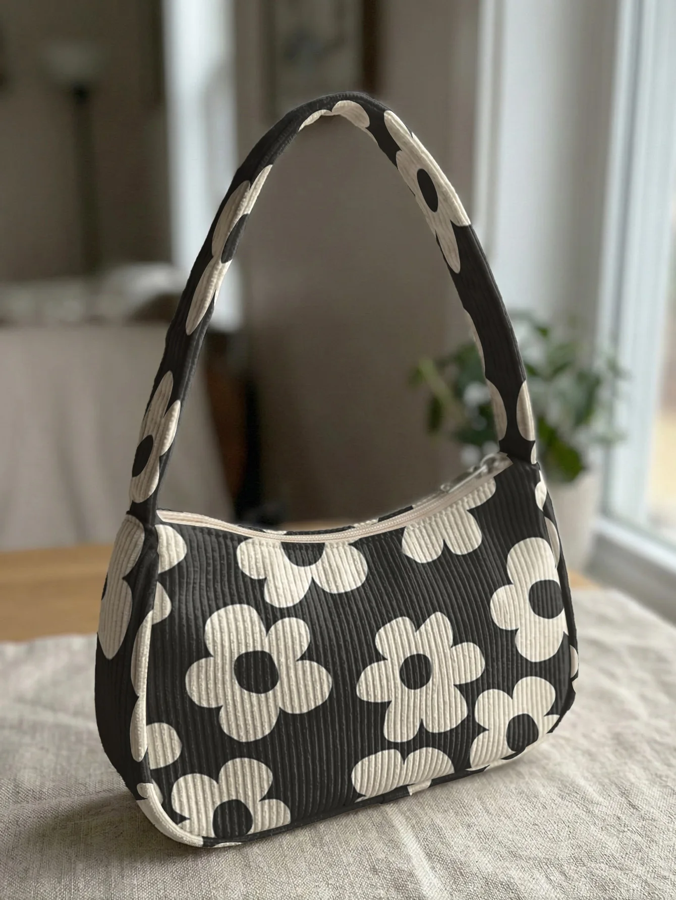 Trendy White Flower Print Shoulder Bag, Black Corduroy Underarm Bag for Daily Casual Use
Trendy White Flower Print Shoulder Bag, Black Corduroy Underarm Bag for Daily Casual Use