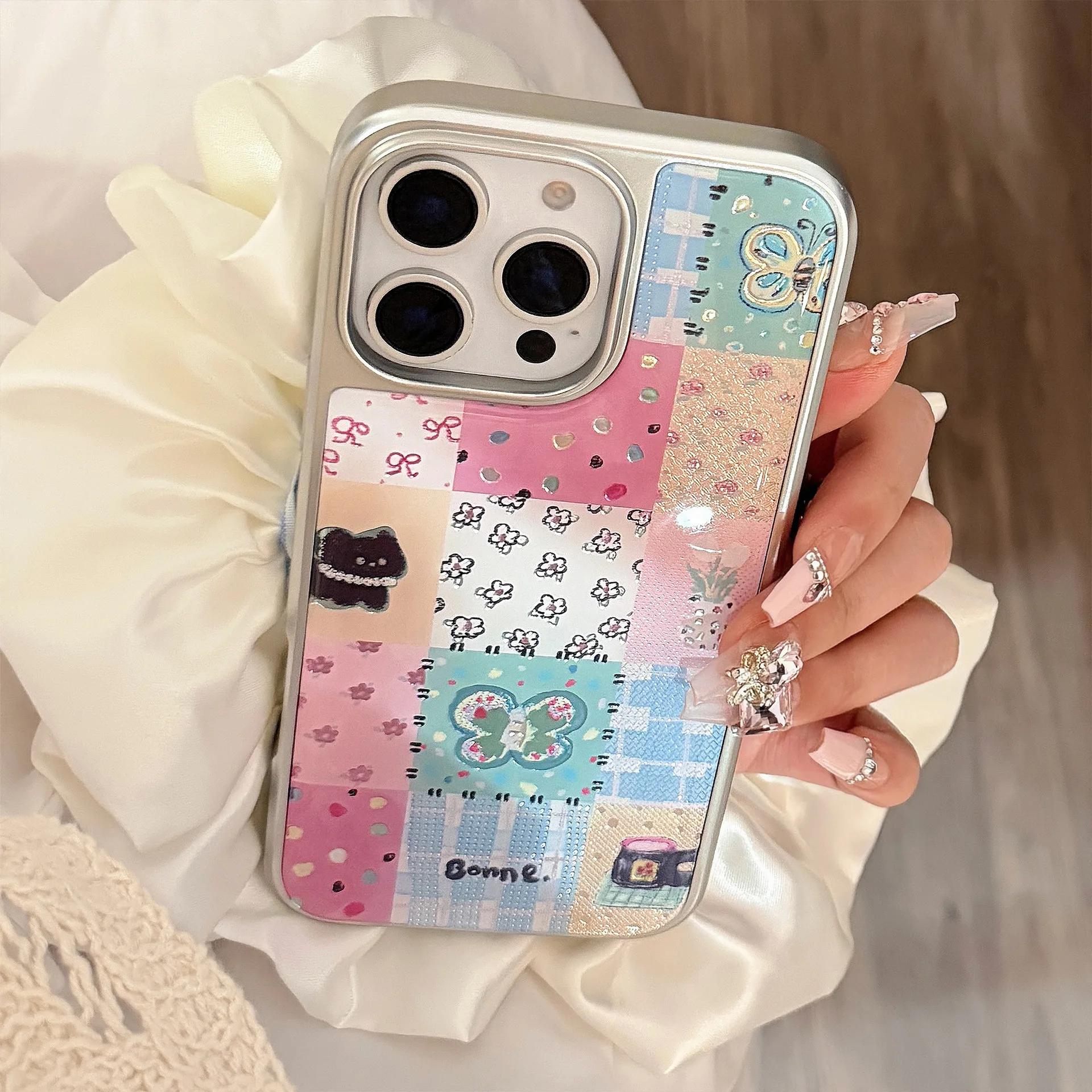 Spring Gilded Lattice Stitching Phone Case For iPhone 16PRO/15 PROMAX Plating Sweet Art Phone Case Drip Glue Anti-fall Case
Spring Gilded Lattice Stitching Phone Case For iPhone 16PRO/15 PROMAX Plating Sweet Art Phone Case Drip Glue Anti-fall Case