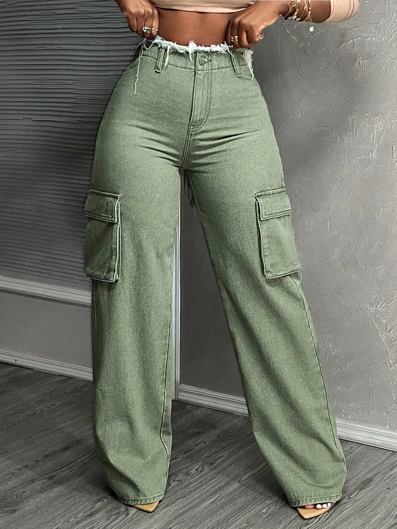 Женские джинсы карго с высокой талией, широкими штанинами, рваным краем и боковыми карманами
Женские джинсы карго с высокой талией, широкими штанинами, рваным краем и боковыми карманами