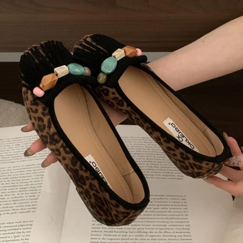 Замшевые лоферы с леопардовым принтом в стиле ретро, женские модные балетки с украшением из бисера и кисточками, повседневная удобная офисная обувь на мелкой подошве
Замшевые лоферы с леопардовым принтом в стиле ретро, женские модные балетки с украшением из бисера и кисточками, повседневная удобная офисная обувь на мелкой подошве