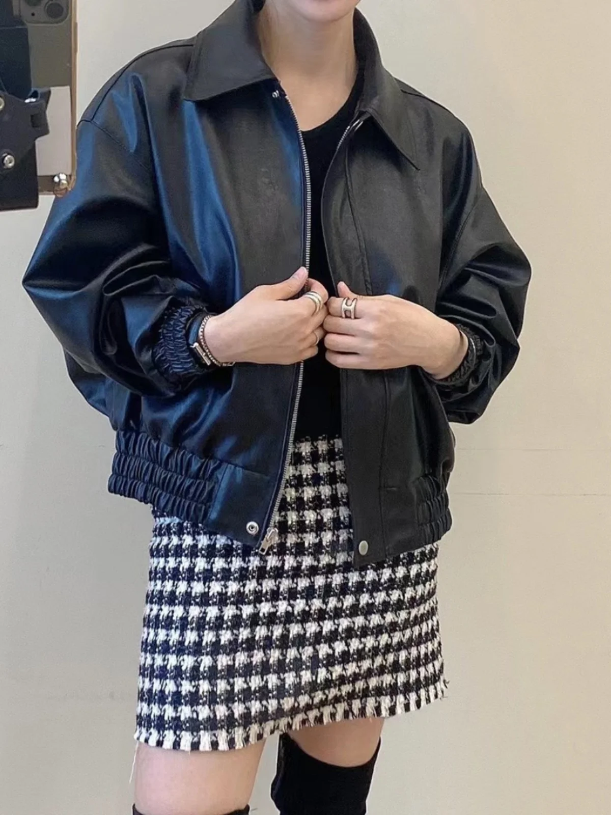 Faionable Retro Hong Kong Sle Loose Leather Jaet Women's Spring Autumn Motorcycle Collar ort Top PU Material Long Sve
Faionable Retro Hong Kong Sle Loose Leather Jaet Women's Spring Autumn Motorcycle Collar ort Top PU Material Long Sve