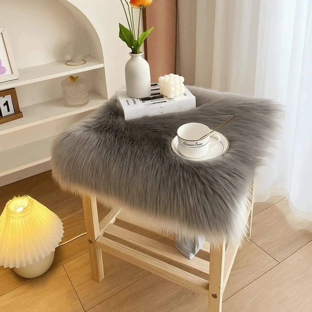 Decorative Soft Fluffy Carpet Simple Shaggy Faux Fur Rug Fluffy Surface Sheepskin Rug Window Display
Decorative Soft Fluffy Carpet Simple Shaggy Faux Fur Rug Fluffy Surface Sheepskin Rug Window Display