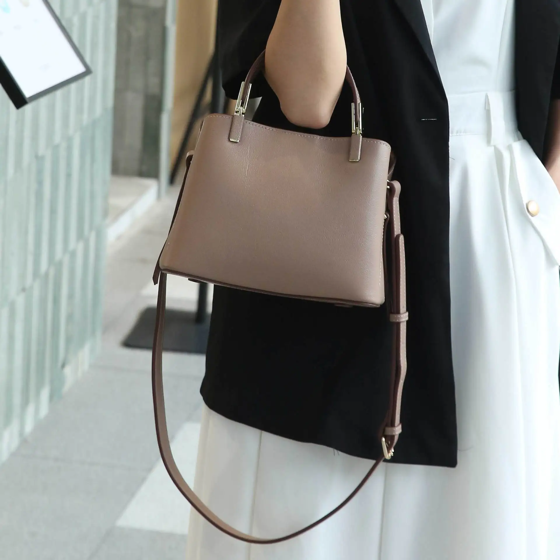 Ladies' Calfskin Handbag Stylish & Versatile Genuine Leather Shoulder Bag for Women,Large Capacity High-Quality Crossbody Tote
Ladies' Calfskin Handbag Stylish & Versatile Genuine Leather Shoulder Bag for Women,Large Capacity High-Quality Crossbody Tote