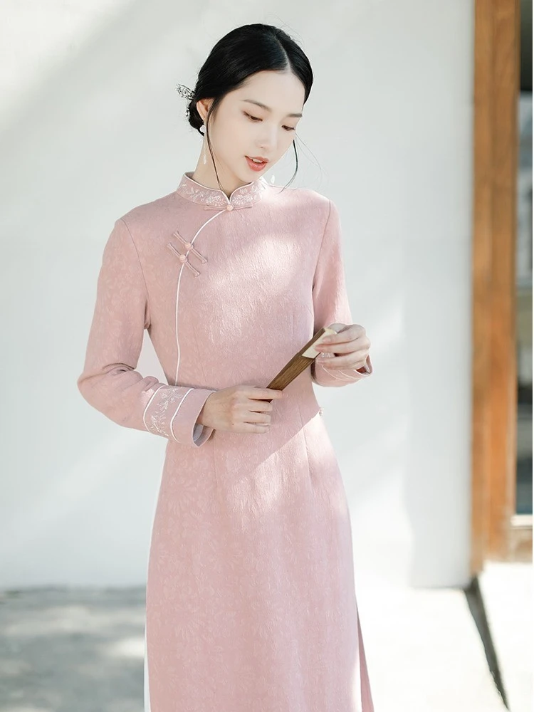 Новое китайское женское хлопково-льняное улучшенное рабочее платье в стиле ретро для чайной церемонии, осенне-зимнее, модное, длинное ципао
Новое китайское женское хлопково-льняное улучшенное рабочее платье в стиле ретро для чайной церемонии, осенне-зимнее, модное, длинное ципао