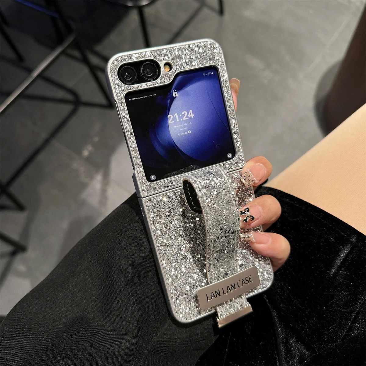 Luxury Glitter Phone Case For Samsung Galaxy Z Flip 6 5 4 3 Cover with Cute Bag Pendant Plating Silver Cases For Flip5 Flip4 5G
Luxury Glitter Phone Case For Samsung Galaxy Z Flip 6 5 4 3 Cover with Cute Bag Pendant Plating Silver Cases For Flip5 Flip4 5G