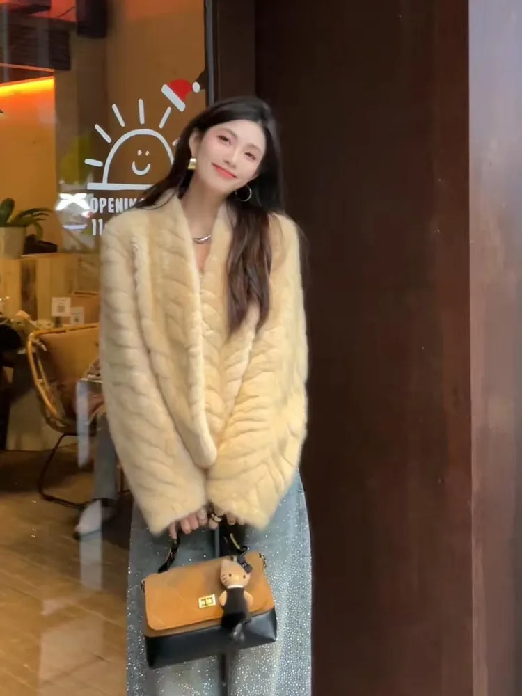 Женская шуба из искусственного меха овчины, экологичная, нежная, ветрозащитная, зимняя верхняя одежда, длинная, однотонная, на одной пуговице
Женская шуба из искусственного меха овчины, экологичная, нежная, ветрозащитная, зимняя верхняя одежда, длинная, однотонная, на одной пуговице