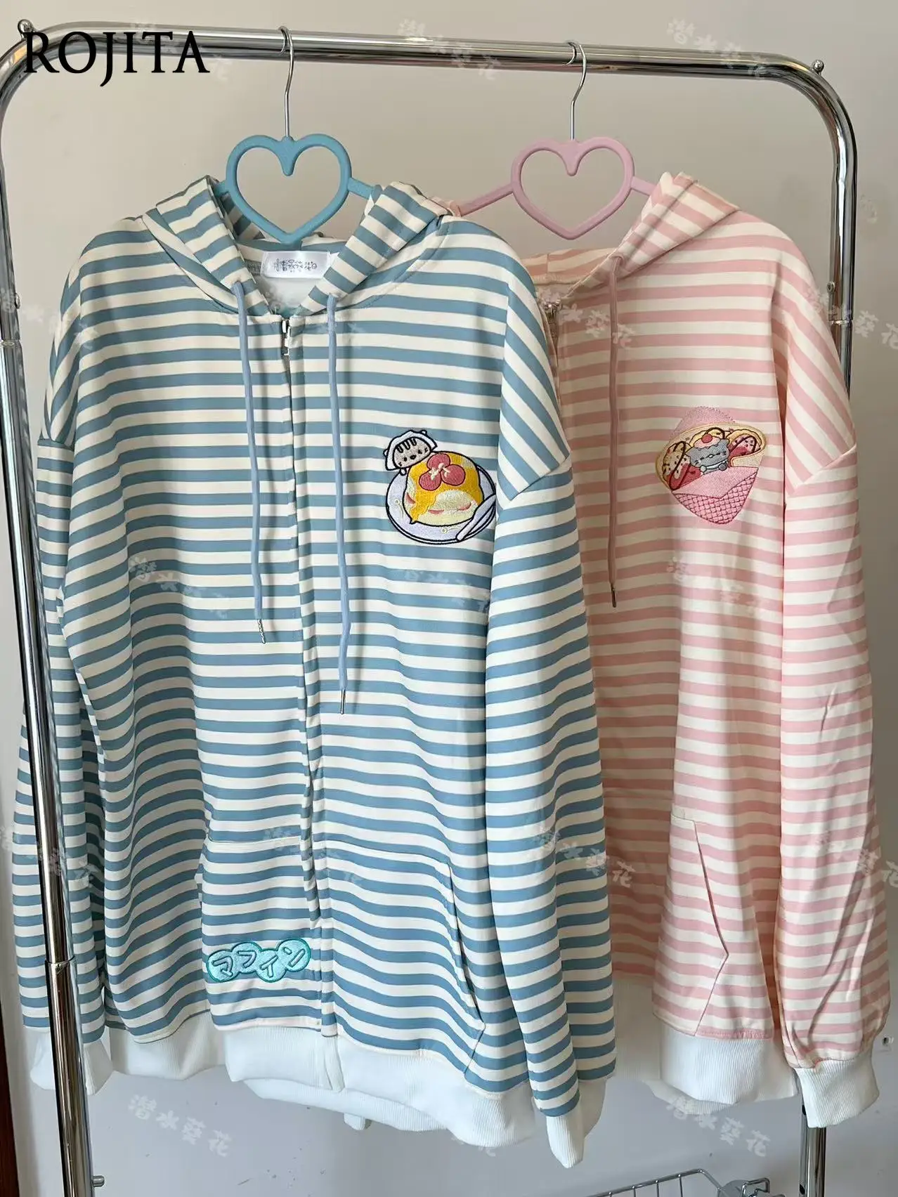 Толстовка оверсайз на молнии, женская куртка с длинным рукавом, милая мультяшная вышивка в полоску, средней длины, осенняя одежда для сестры, женская одежда
Толстовка оверсайз на молнии, женская куртка с длинным рукавом, милая мультяшная вышивка в полоску, средней длины, осенняя одежда для сестры, женская одежда