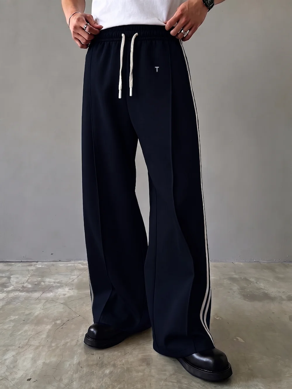Men 2 Side Stripes Wide Leg Sweat Pants, Letter T Embroidery Drawstring Elastic Waist Loose Street Hip Hop Casual Sport Trousers
Men 2 Side Stripes Wide Leg Sweat Pants, Letter T Embroidery Drawstring Elastic Waist Loose Street Hip Hop Casual Sport Trousers