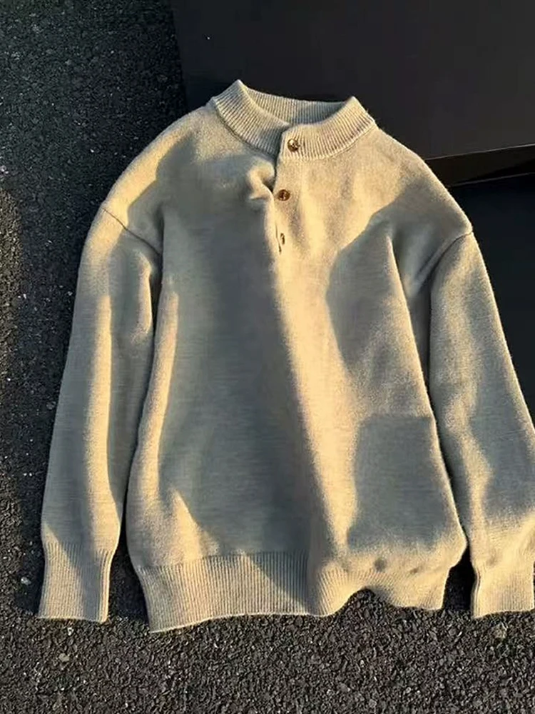 Новинка осенне-зимнего сезона: Мужской вязаный свитер с воротником Хенли в американском ретро-стиле, повседневный, комфортный, мягкий, с длинным рукавом.
Новинка осенне-зимнего сезона: Мужской вязаный свитер с воротником Хенли в американском ретро-стиле, повседневный, комфортный, мягкий, с длинным рукавом.