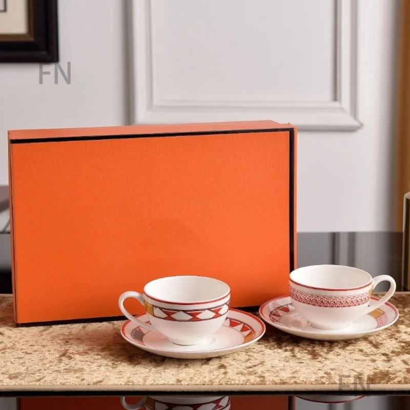 High Grade Bone China Coffee Cup and Saucer New Afternoon Tea Couple Cups for Housewarming Wedding Gift
High Grade Bone China Coffee Cup and Saucer New Afternoon Tea Couple Cups for Housewarming Wedding Gift